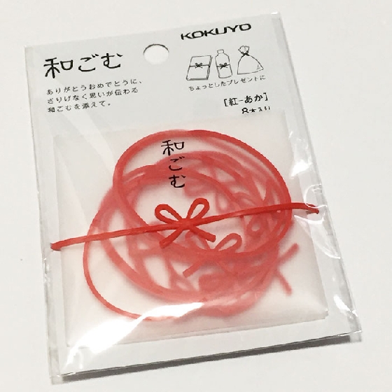 日本的華麗包裝技術是有目共睹的,但有時候卻造成不必要的浪費。因此,而結合繩結藝術與橡皮筋的「mizuhiki band」(暫譯:繩結橡皮筋),就是希望能傳達給大眾「簡單其實也很美」與環保包裝的概念。