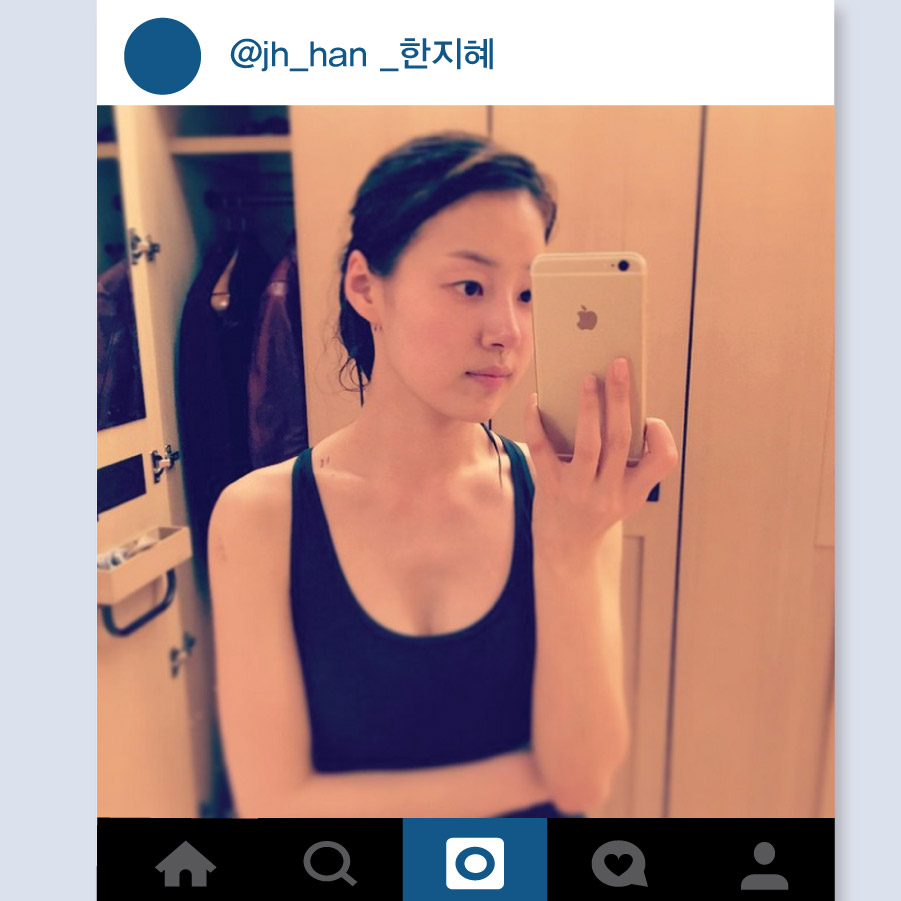 演員韓智慧也是通過Instagram公開自己的日常生活的美貌中的美貌明星之一. 尤其是這張剛游完泳立馬拍的自拍照,上傳至Instagram之後引起話題,什麼也沒有塗的光滑皮膚非常引人注意.