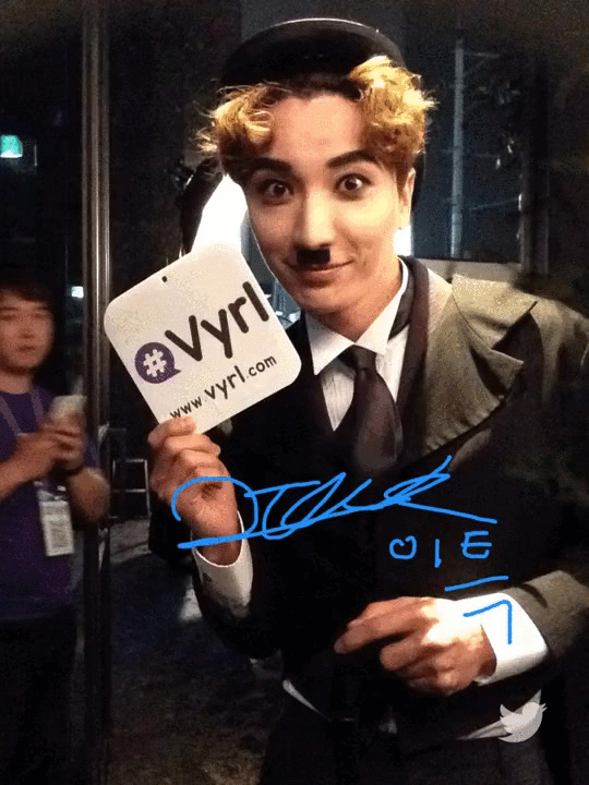 Super Junior 的利特選擇變裝成卓別林,看到利特這身裝扮,就會想到他之前引用過卓別林的話,『以放大鏡看人生,是一場悲劇;以望遠鏡來看人生,是一場喜劇.』,覺得非常有道理。