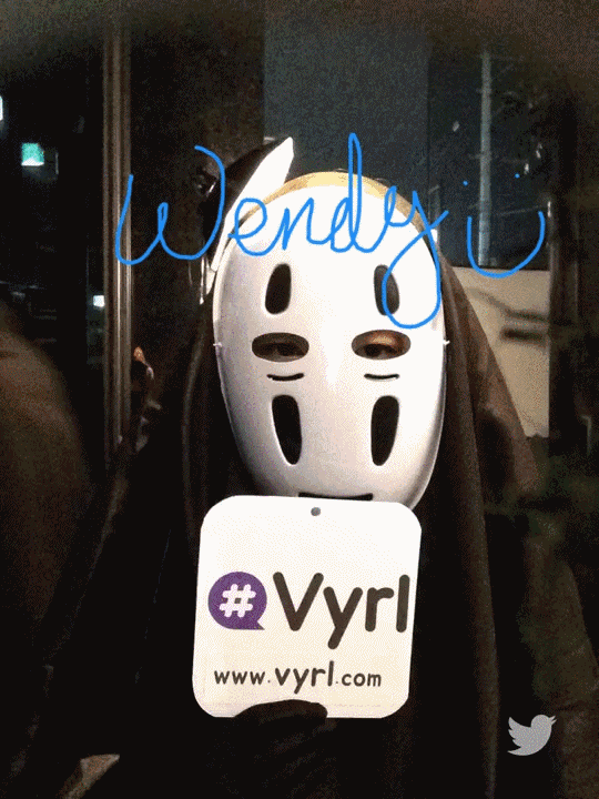 那有人知道無臉男是誰嗎?其實是 Wendy 啦,而且這行為跟無臉男一模一樣啊!
至於 Joy 那是嫦娥嗎?好想知道在哪購入的XD 忙內 Yeri 就是哈利波特中的妙麗。