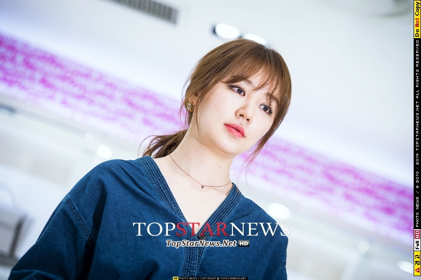 2. 尹恩惠
女子團體Baby VOX出身的尹恩惠,2000年時被一位Anti粉絲用混合了醬油、辣椒、醋等液體裝在水槍中射到右眼,導致她之後必須戴著眼罩上舞台,雖然公司認為對方是蓄意傷害,但尹恩惠後來不起訴他,僅表示是小傷。