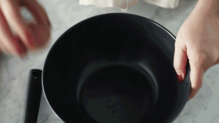 今天的PIKI食在安心小廚房
要和大家分享的是韓國的超人氣街邊小吃-雞蛋糕!
不只甜蜜口感也特別!
為了嘴饞又沒有烤箱的你特別準備了電鍋版本
15分鐘輕鬆就能在家享受正港的韓國美味~