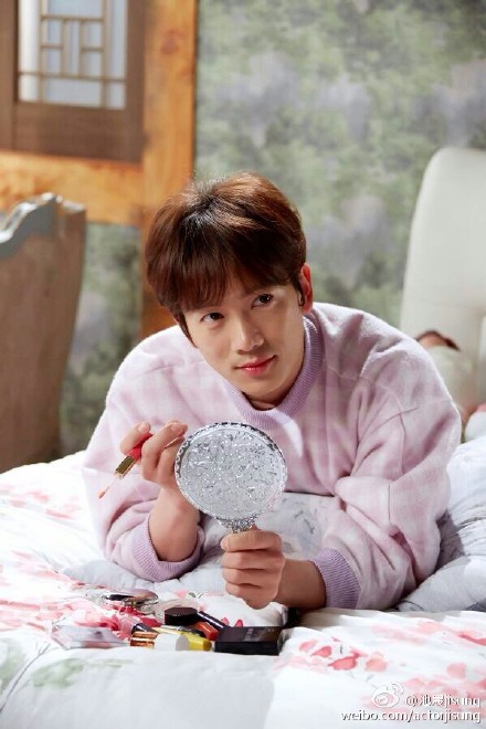 前陣子收視率也超好的《Kill Me Heal Me》,男主角池城也獻唱了OST〈紫羅蘭〉,這首其實是1985年的歌曲,池城因為非常喜歡這首歌,加上當初認為蠻符合劇中的角色,就親自跟劇組說想要翻唱。