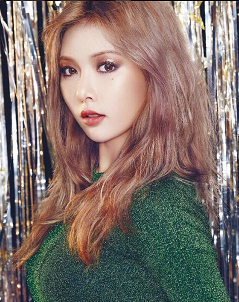 6.一味的加深眼影
很多女生喜歡用眼影刷出歐美般深邃立體的眼窩輪廓,因此就會在眼窩上重複的上色,可是這種彩妝對於皮膚的危害也是巨大的,可以加速眼部皮膚的衰老,並且這些不論膏狀的或者粉狀的美妝品極易進入眼睛內部,對眼睛本身的危害不容忽視。