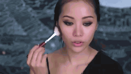 最近K-beauty在全球的美妝市場表現耀眼...也許是搭乘韓流熱風,韓國美妝產品、韓妞美妝法都受到追捧♥~
那麼到底西洋人眼中的韓國妝容是什麼呢?在YouTube上有專門介紹「韓式妝容」的美妝頻道,稱之為Strobing makeup~
