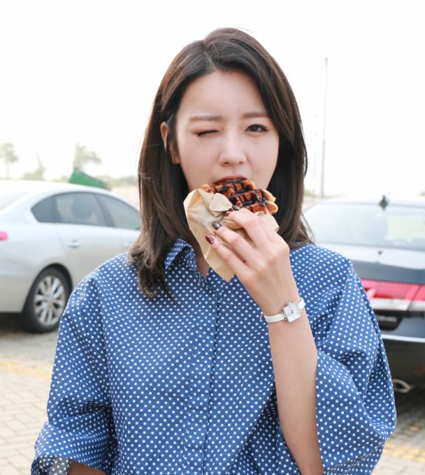 NO.8 普美(Apink)
雖然之前說到Apink 許多人第一個想到的都是恩地
但幸好她們持續的努力終於讓她們在今年發光
被韓國媒體喻為「可愛的人來瘋」普美終於靠綜藝節目 讓更多人認識她!