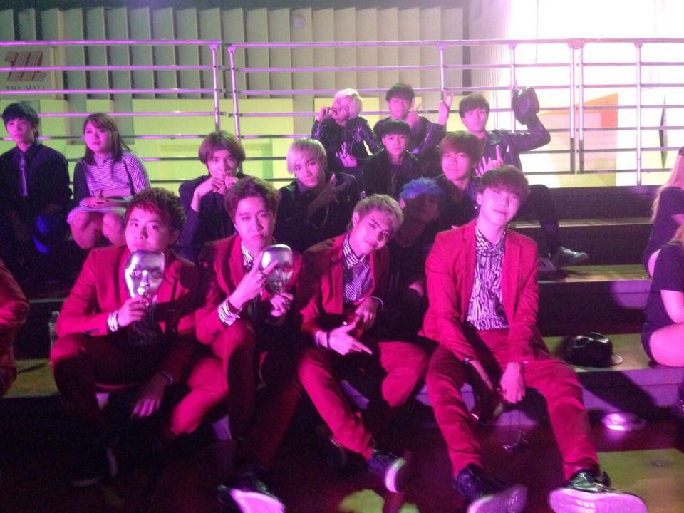 雖然現在他們的粉絲團也才4000多人,而且如果只是單純模仿,沒有營利的話,應該還不成問題!只不過大家是不是又再度驚嘆泰國人的模仿能力了咧!
(*註:泰國的確有仿舞文化,模仿的舞團許多都因此聲名大噪,但是重點還是不要有借偶像名氣做任何買賣行為,就比較不會有爭議囉~)