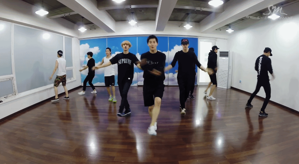 接下來就是在《一周偶像》中被團員推認為 EXO 舞蹈老師的 SUHO,大家不覺得他的律動感跟 T.O.P 有異曲同工之妙嗎?XD