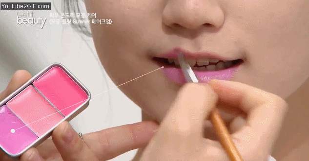 接著,為了讓妝容看起來更清爽可愛,彩妝師使用的是紫羅蘭色調的唇彩,結合桃紅色抹在唇內側,漸層效果讓唇妝看起來更自然一些。最後加上唇油,可以讓唇妝更Juicy!