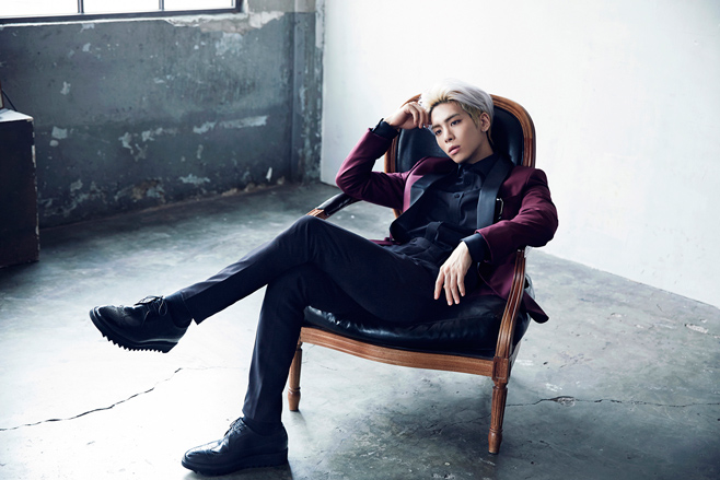 2015.09.17 鐘鉉《The Collection Story Op.1》
今年年初發行首張 SOLO 專輯的鐘鉉,也在 9 月的時候發行首本創作集,從金歌手晉身成為金作家,不管是創作還是嗓音,鐘鉉都很有自己的特色。