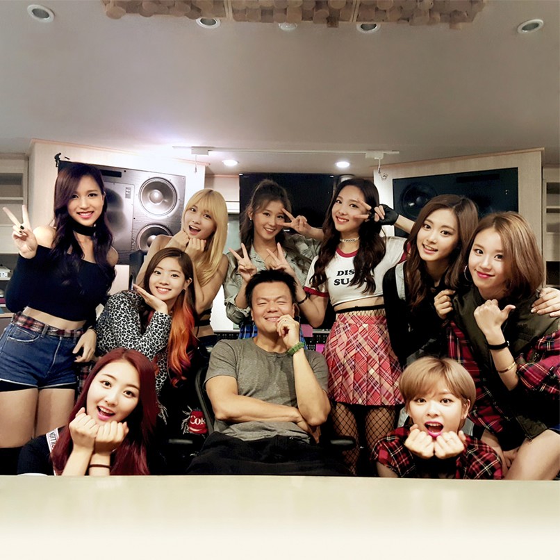 TWICE 雖然是JYP繼WG、miss A後傾心打造的女團
先前通過成員選拔節目《Sixteen》也累積了不少的粉絲
但是新專輯的主打歌「like ooh-ah」在發表首週音源表現並不算亮眼
* 更正為sixteen 小編謝謝粉絲幫忙偵錯~