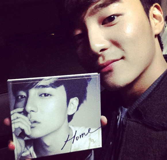 2012年因參加選秀節目《Super Star K》第四季而出道的冠軍Roy Kim
自2013年開始出了幾首膾炙人口的歌曲 如《BomBomBom》《Love Love Love》以及《Home》
此外也參與了不少戲劇的OST