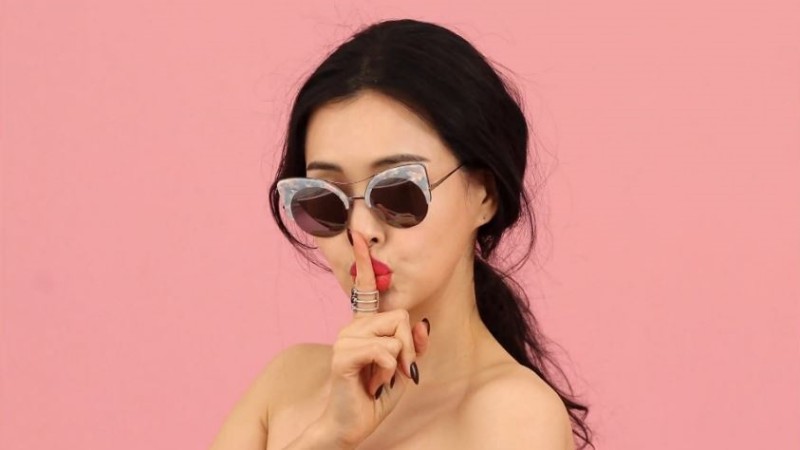 大家都知道,美白不一定等於透亮白皙吧?韓國美妝節目《Get it beauty》為了解決許多女生都很困擾的「暗沉」問題,請了非常厲害的專家教大家幾個保養的小絕招,露可你看也覺得超神奇der~