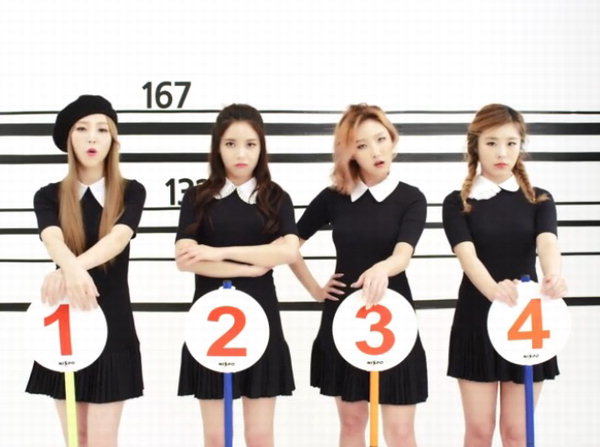 Mamamoo-160,wa wa girls
原來Mamamoo的身高梗前就已經在玩了!雖然官方資料上各成員都超過160,但看這個隊名似乎有人偷偷灌水喔(望向輝人)。雖然叫wa wa girls 好像也很符合Mamamoo的音樂氛圍,但好像有點…80年代的感覺啊!還是叫mamamoo好