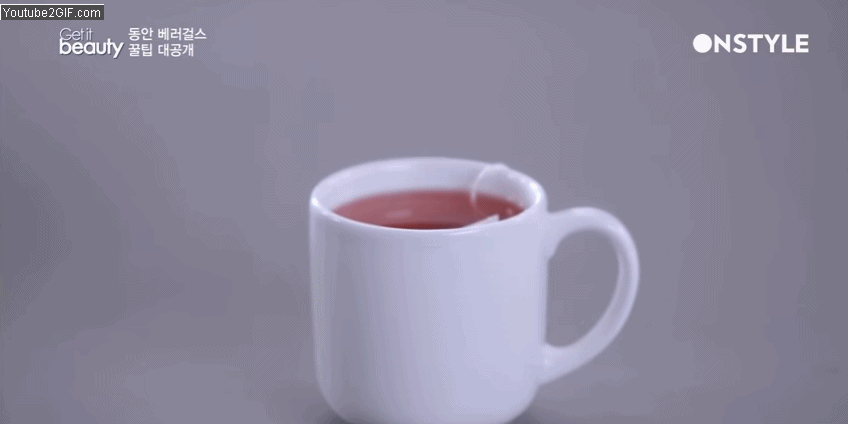 早晨喝兩杯溫的洛神花茶,豐富的維他命C有利尿效果、對於解便秘也很好,還能排除肌膚與身體裡的毒素,童顏女維持這樣的習慣已經七年囉!