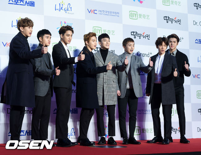 EXO 作為 V app 收費話後的第一個主人公,整整一個月內,不僅可以看到私心放送外,新歌初舞台也將在 8 日舉行的《EXOMENTARY COMEBACK STAGE》同步直播公開。