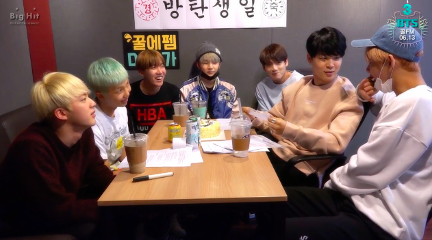 ♥ 絕對不能錯過的重點 3:
每年絕對不能漏掉的 BTS 꿀 FM 06.13
真不知道要到哪周年,他們的「未具名信件」才不會被對方發現XD