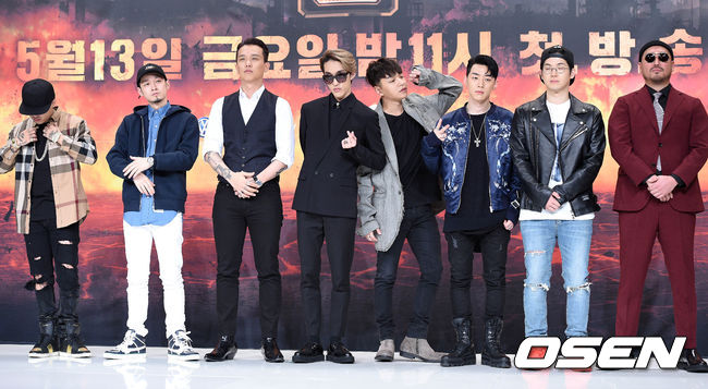 ★ No.4 :: Zion.T、Cjamm、Reddy、서출구 '신사 ($insa)' ★
本週的第四名可是上升 18 個名次的超級黑馬,由 Zion.T、Cjamm、Reddy、서출구 合唱的〈신사 ($insa)〉,聽完一遍都會不自覺跟著哼上幾句。