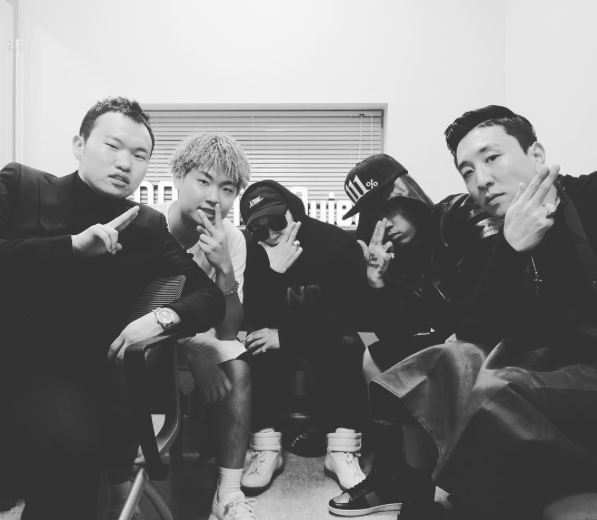 ★ No.3 :: the quiett、Superbee、myunDo、Flowsik、DOK2 '공중도덕 (Air DoTheQ)'★
第三名也是《Show Me The Money 5》比賽歌曲,由 the quiett、Superbee、myunDo、Flowsik、DOK2 所演唱的〈공중도덕 (Air DoTheQ)〉真的非常有 SMTM 的感覺。