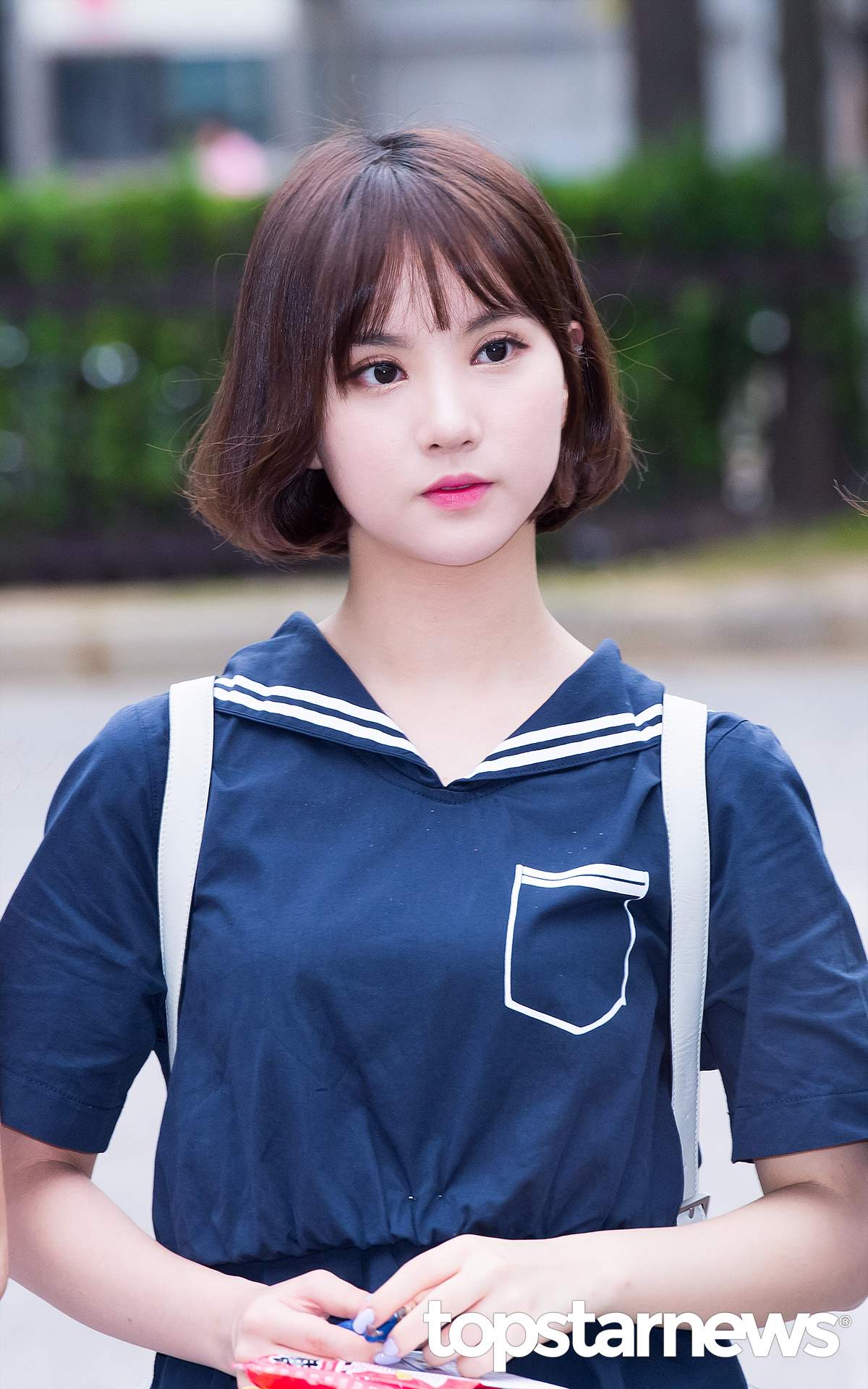 週一:乖乖女
一周的第一天就跟著Eunha做個乖乖女吧!輕薄的空氣瀏海,把髮梢用捲髮棒稍微內扣一下,一邊的頭髮塞到耳朵後面。再搭配淑女風的單品,讓你乖乖女形象更升級。