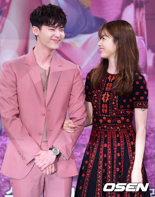※期待已久的男女主角
不僅是女主角韓孝周睽違6年回歸連續劇,也是李鍾碩加入YG後的第一個國內連續劇作品!兩個人在劇中的演技好到讓劇迷們相信,這就是真實的他們~~