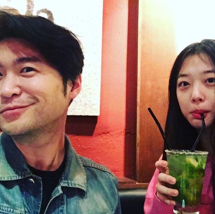 接著崔子說道:「在還不是戀人關係的時候,就被爆出戀愛緋聞,反而讓我們更確定對彼此的心意,就算辛苦我們也不否認,就這樣把這段關係維持下來了。」所以根本就是記者大大們幫雪莉和崔子感情加速升溫的啊(笑)