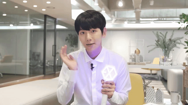 ◆ 手燈顏色可以由中央控制改變
這次發售了 LIGHT STICK V.2,透過事先 app 認證的方式,輸入票券編號後,手燈可以在演唱會隨著中央控制而變色。