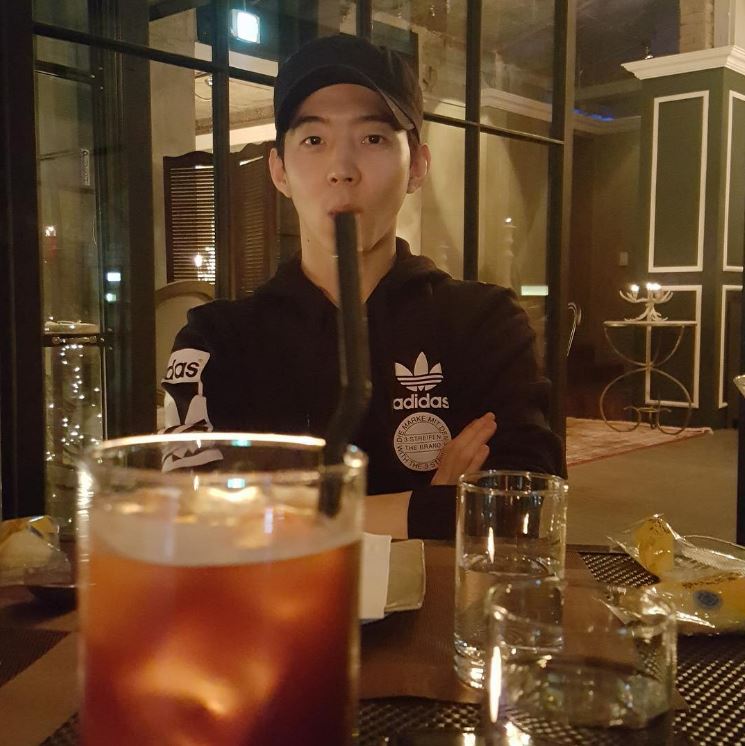 不過朴有天和有煥兄弟今年過得不平靜,弟弟朴有煥今日也被爆出陷入桃色風波,被爆「秘婚」!不過這裡的婚姻狀態並不是指登記結婚,而是如歐美一般認定有同居事實等的「事實婚」。