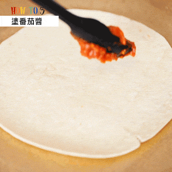 在墨西哥薄餅上均勻地塗滿番茄醬!
現在需要先把把薄餅放在烤箱盤上,如果等到把所有的食材都放在薄餅上之後,再把薄餅放在烤箱盤裡的話(好繞啊),食材有可能會被打翻唷QQ
