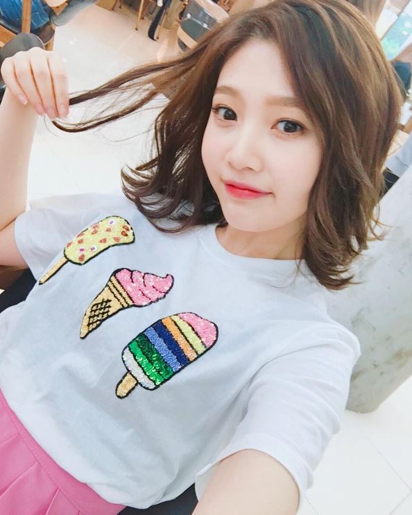 Red velvet - Joy
不像Irene、瑟琪、Wendy、Yeri都是SM Rookies的成員,Joy出道前連一張照片都找不到,一直都是個祕密~(據說Joy在學校是樂隊主唱,因為當時Joy已經在SM當練習生了,所以就被下令不可以參加樂團公演,所以才會一張照片都沒有,不然資訊早就外流了吧~)