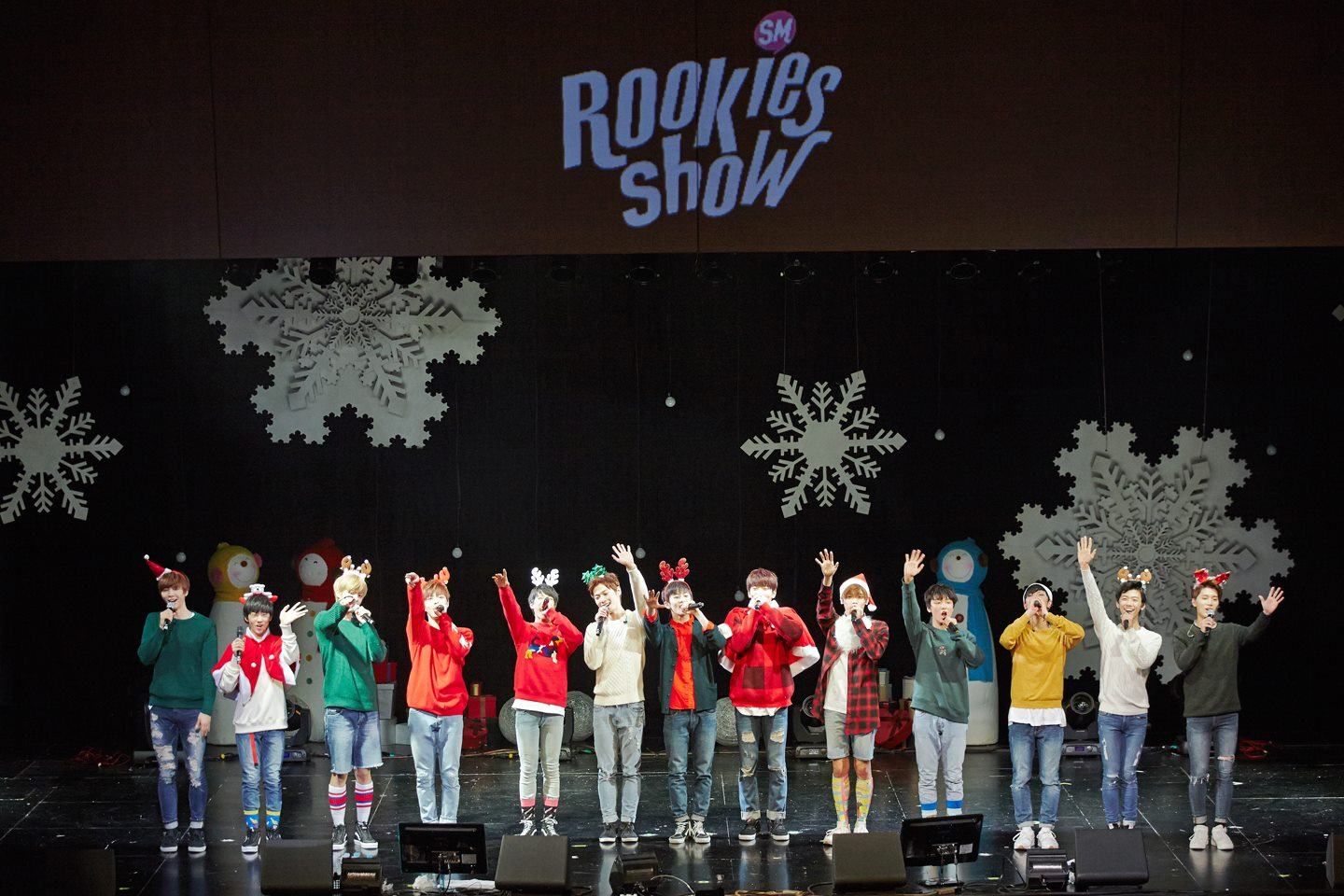 SM娛樂還有SM ROOKIES,雖然還未正式出道但是在他們自己的劇場會先透過公演讓粉絲們能夠共同參與這些預備藝人成長以及出道的過程