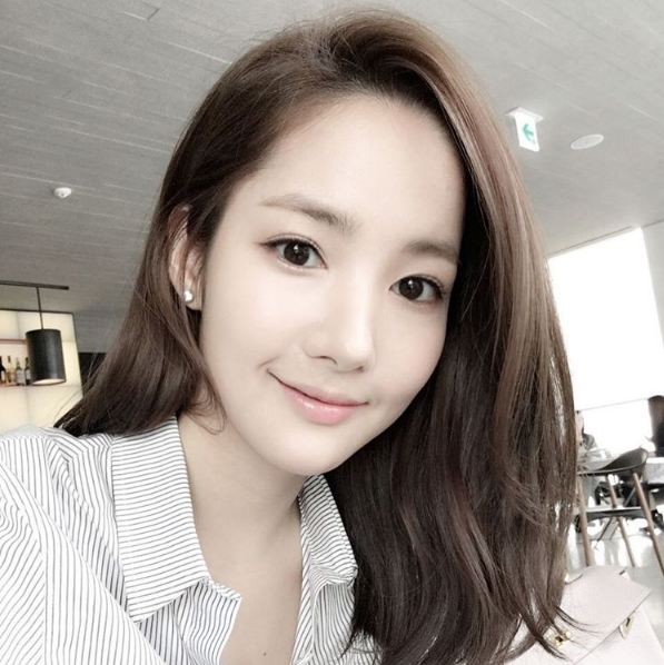 1. 像是化了又像美化的透明「偽素顏」女明星妝
像是真的精心化了妝,但是你就是看不出來,妝容超服帖,絕對的高手skill!