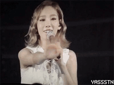但秀英笑說上回去到了Tiffany 的演唱會,被隨意的(?)對待,給了她們粉紅手燈叫她們一起應援,秀英那時才開始想「到底要往哪裡揮手燈」、「要怎麼揮」、「要揮得多大力才會被看到」?很多的疑惑讓她在應援時只好看著其他粉絲怎麼做