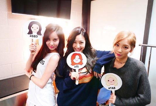 而在Tiffany小六時去世的媽媽就是Tiffany最不願碰觸的傷口,之前只有在節目上宣傳《Genie》時,看到徐玄的媽媽才第一次向大家吐露她媽媽的事,當時不僅成員們和主持人都哭了,連台下的觀眾也因為Tiffany吐露的心聲哭成了一團。