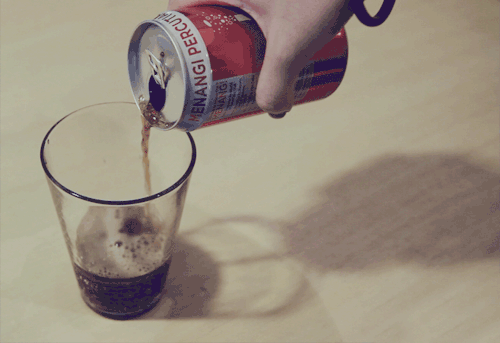 第③件事:喝碳酸飲料
由於氣泡作用,喝碳酸飲料可讓你內心的愉悅指數提高18%!但大量糖分會讓你的身體發胖,其中的特殊成分還會奪走骨骼裡的鈣...但在例假期,你的骨骼會產生自我防禦反應,以防流出體外的血液「偷」走骨頭裡的鐵元素。