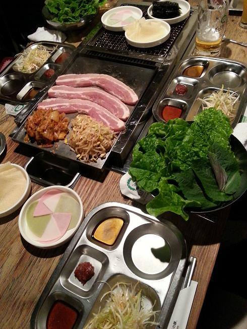 除了肉質無話說之外,飽兒認真喜歡他們家的菜~不會像有些韓式料理一樣菜都爛爛的,他的非常大片,包肉起來吃下去超爽快啊!不過這間店的價格也算是不便宜,尤其是想要大口吃肉大口喝酒的人,可得多帶一些錢去囉!