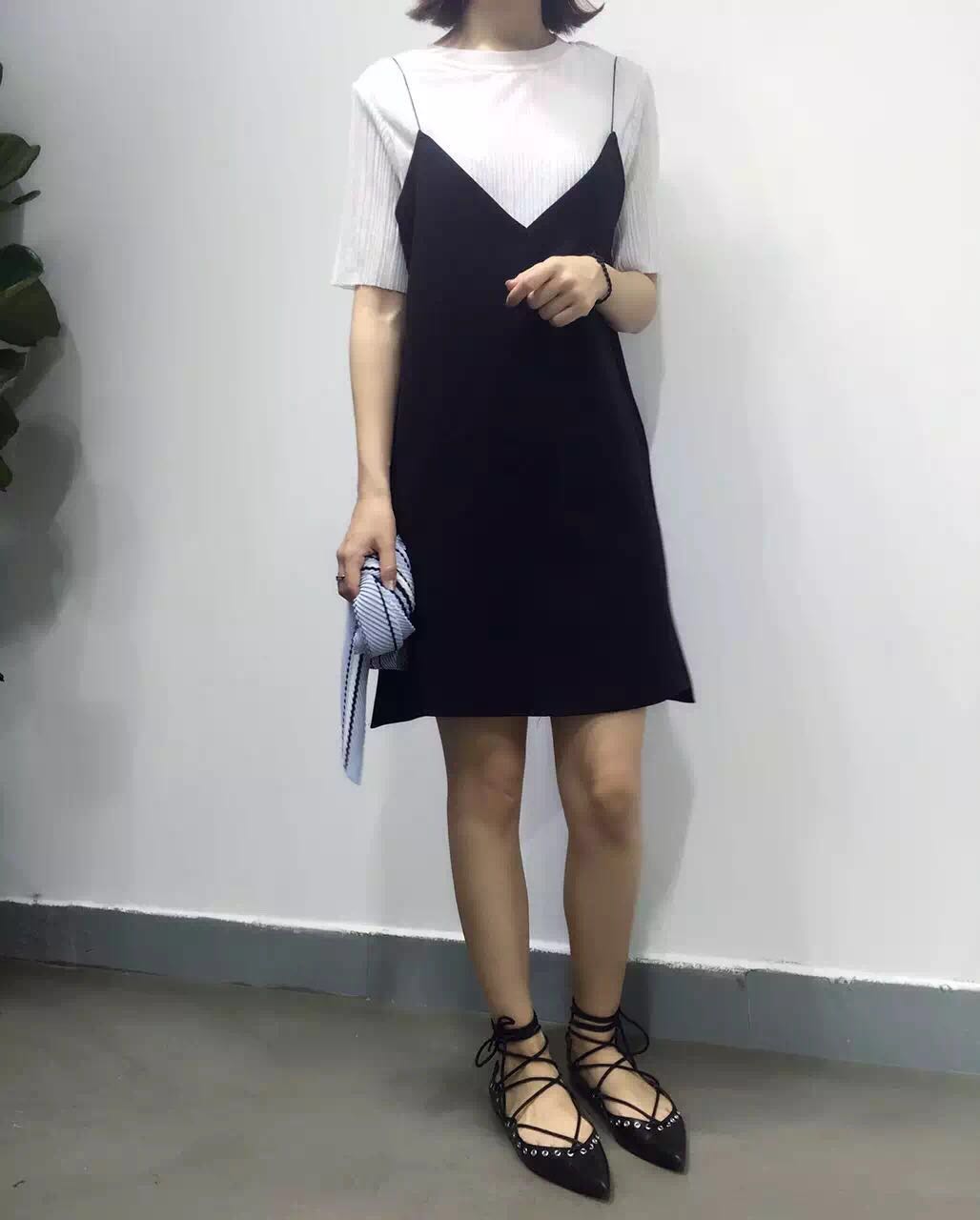 如果喜歡較典雅的款式,這件其實配上白色的內搭,整體造型和泫雅差不多,但是下襬並沒有那麼寬鬆,也可以避免被別人叫「孕婦」(摩登少女每次穿太寬鬆都會這樣...)而且這件超級無敵便宜,才台幣192....
