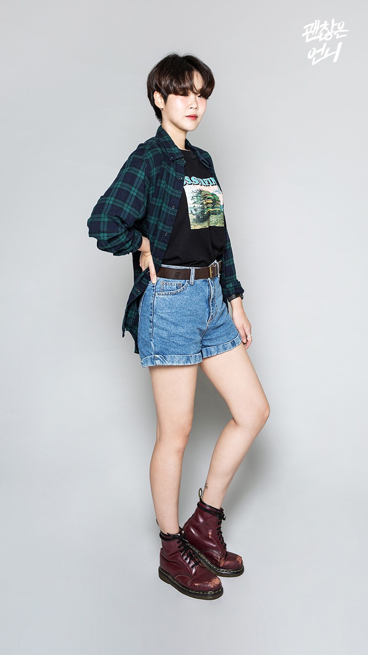 ▶ 格紋襯衫
格紋襯衫可以讓很普通的T-shirt也變得很時髦,摩登少女幾乎天天穿它,已經是沒有它會死的程度XD
TIP:記得選擇比身型大1-2個SIZE的襯衫,並將袖子向上捲一到兩捲!
