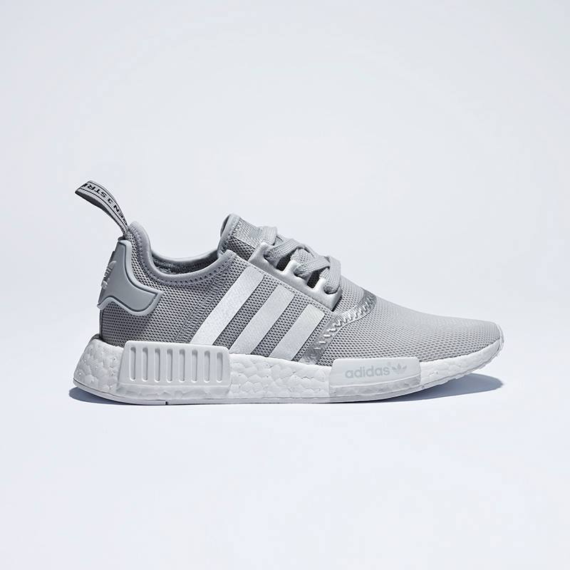 ♯ NMD_R1 S76004 淺灰色
淺灰色鞋身以白色3線條做穿插,接縫處以銀白色元素提出了設計感,也是好看到不行耶~