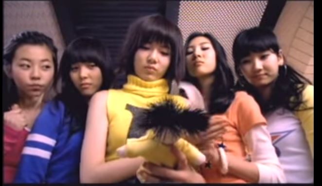 在Wonder girls開始沒有多久,就遇上了泫雅因為健康因素,不得不離開Wonder girls,最後離開JYP,並加入了新成員婑斌。(不過泫雅至今仍和WG成員保持聯繫,關係仍非常好)