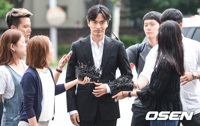 螢幕形象深情的演員李陣郁也因與女性友人發生性關係後被起訴,隨後雖然李陣郁承認確實有發生關係,但絕非強迫,且該名女性因多樣事證被認為是做偽證後,終於還給李陣郁清白,但深情形象卻有因此深受打擊