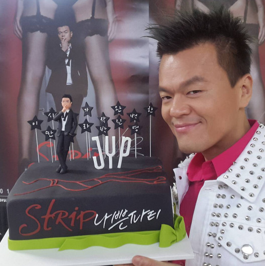 ①JYP娛樂公司代表 JYP
就算說JYP里大部分歌手的歌曲都是他製作的也不為過,連最近大熱的UNNIE'S的主打歌《Shut up》也是他的作品。不僅是歌曲,JYP連編舞也很厲害。