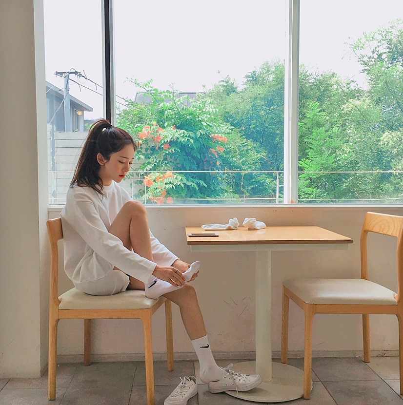 △高馬尾:肉肉臉
如果你的臉型比較圓,那麼可以利用高馬尾來修飾臉型,建議可以綁在約耳朵正上方的位置,並且將周圍的頭髮拉出來,製造蓬鬆度。偽少女建議臉比較肉的女生可以拉出旁邊的小鬚鬚,讓臉可以看起來比較小喔!