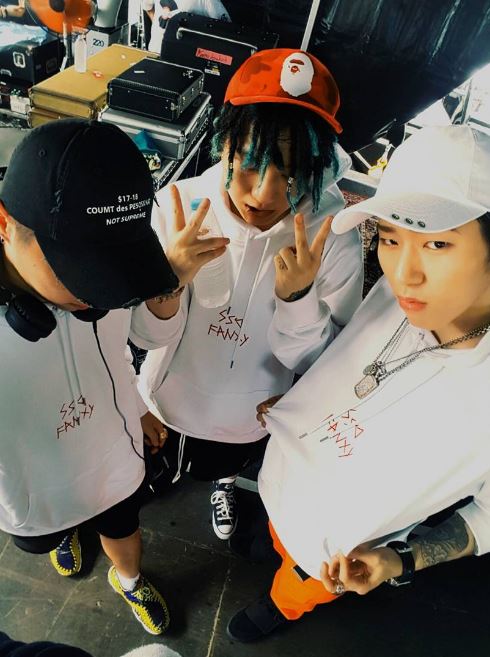 以及在IG的敘述上,Zico打上FXCD (Fanxy child), 而FXCD就是Zico和Dean、Crush等一群喜歡音樂的朋友自組的團體,而FXCD成員更是時常更新一同去觀賞演出的照片