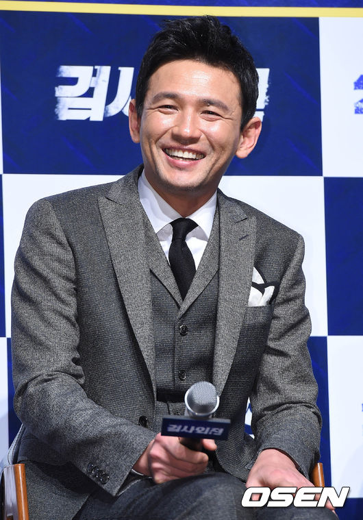 黃正民在《軍艦島》中則飾演一位輕信日本人,以為能前往日本保護女兒,卻被騙到軍艦島禁錮的京城酒店樂團團長-李強玉,為了守護女兒拼命逃生。另外~黃正民這次加盟《軍艦島》,是繼《辣手警探》後,再次和柳承菀導演合作的作品。