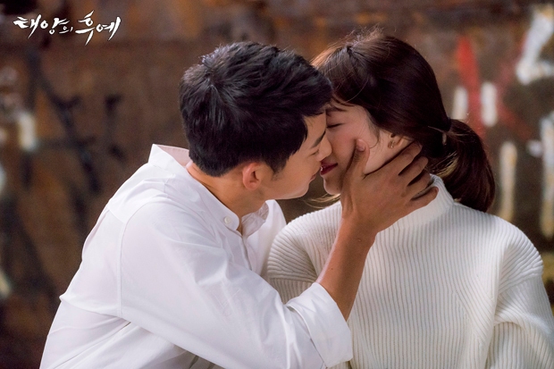 不过,去年的韩剧《太阳的后裔》却是例外,宋宋cp在第四集就亲了阿~~而