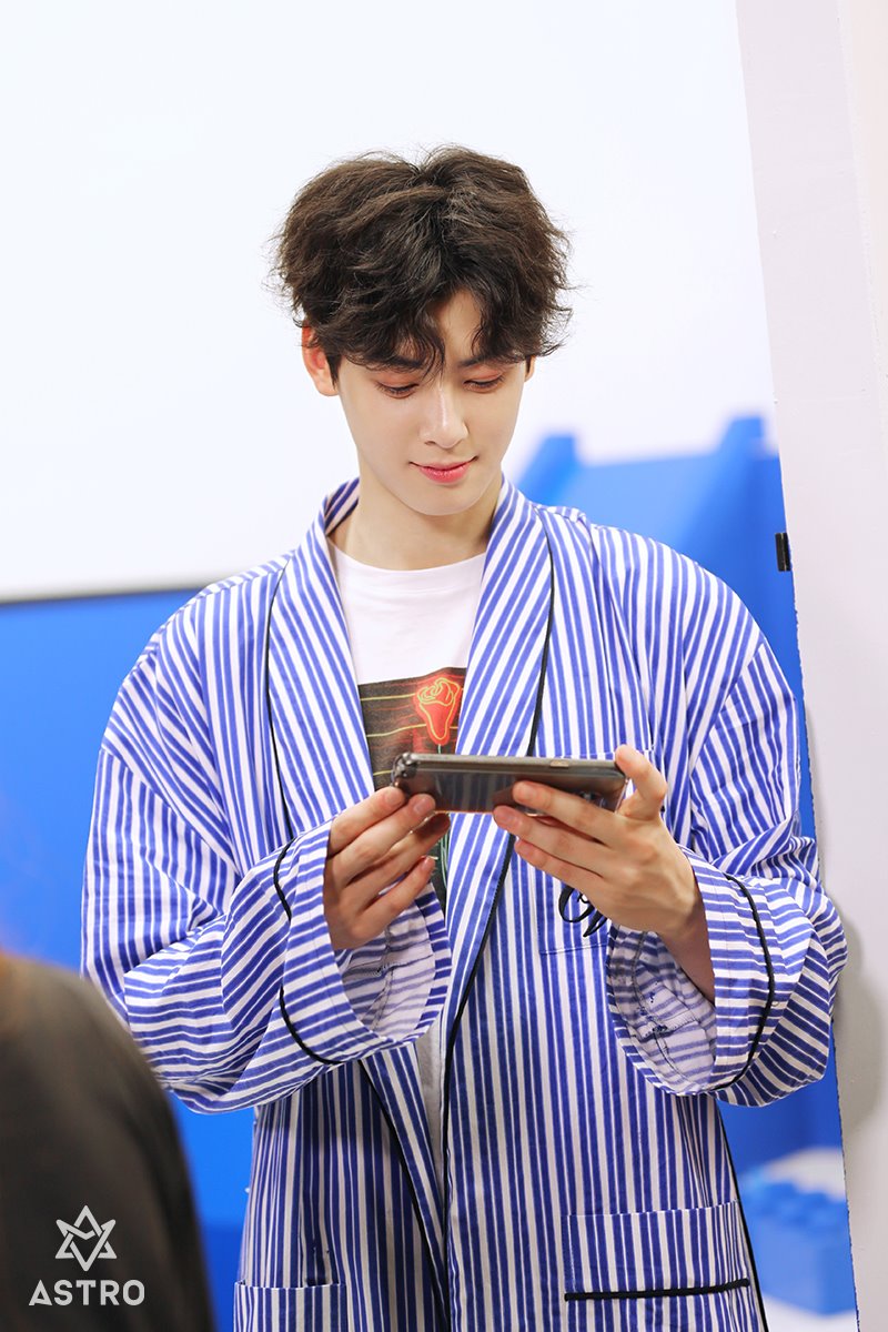 这次新歌mv也各自分配了成员们所属的颜色,像是车银优担任了宝蓝色