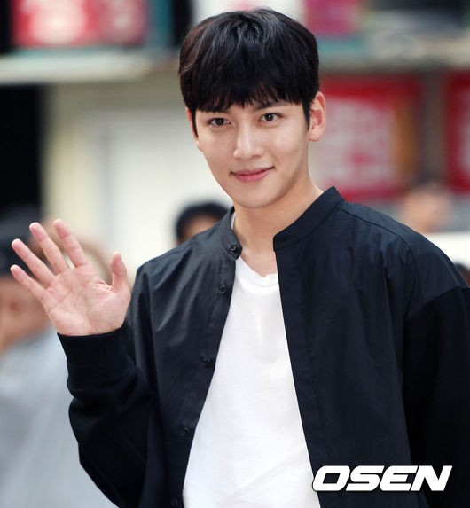 《k2》男主角池昌旭入伍「大平头」公开 网友哭喊「为什麼平头长这样