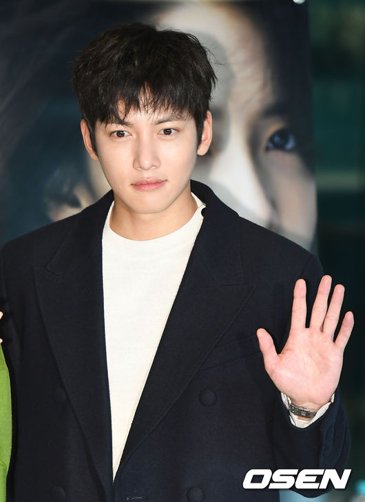 《k2》男主角池昌旭入伍「大平头」公开 网友哭喊「为什麼平头长这样