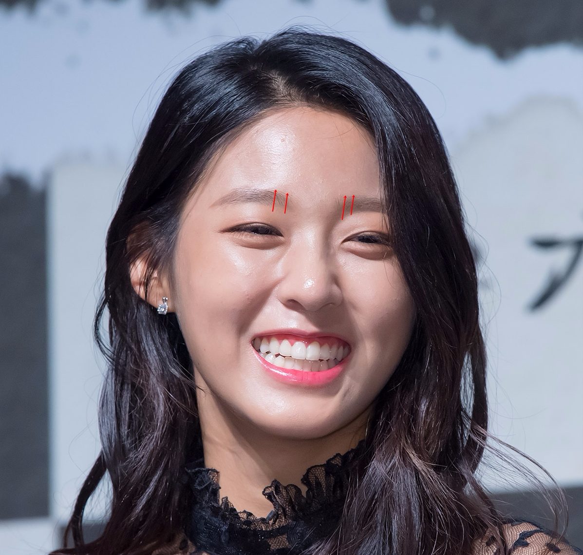 我们以雪炫来做示范,将"眉头部位"往上梳,并且稍作停留才可以将眉毛